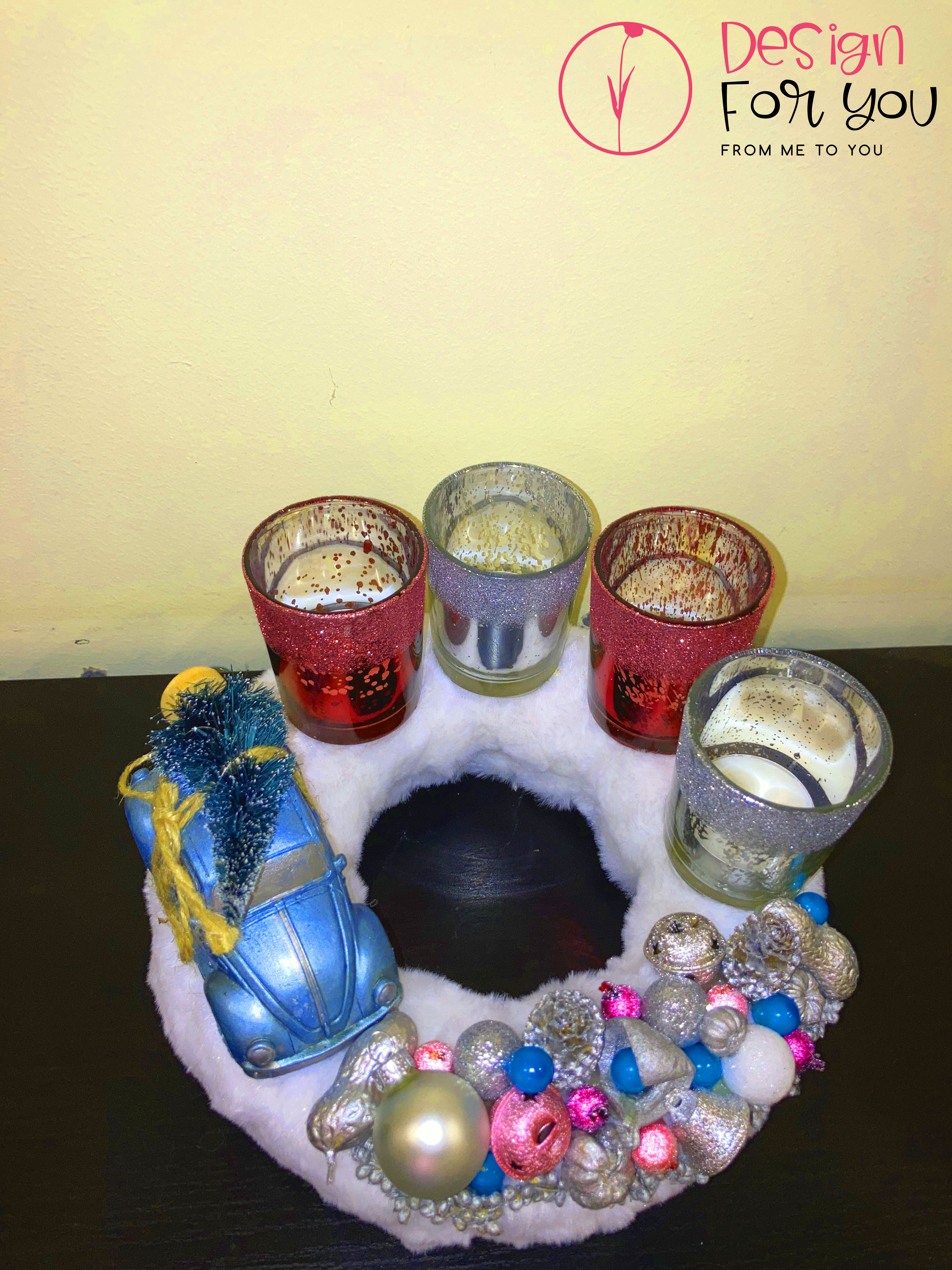 Adventi koszorú fehér szörmével szines üveg mécsestartókkal kék kisautóval fenyőfaval